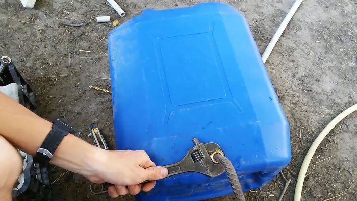 How to cut a fitting into a plastic canister