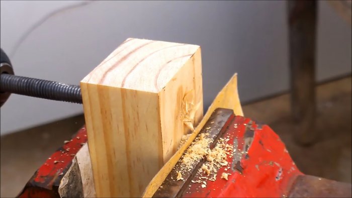 A simple wooden clamp for joining workpieces at right angles