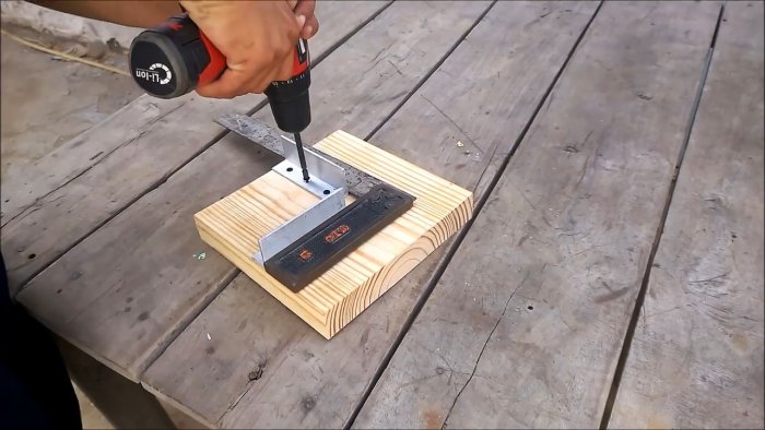 A simple wooden clamp for joining workpieces at right angles