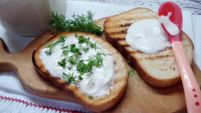 Eggless mayonnaise with green pea brine