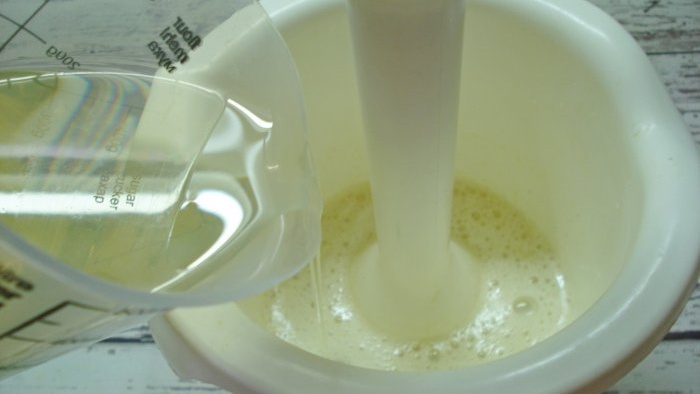 Eggless mayonnaise with green pea brine