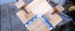 Corner clamp made of wood for assembly at right angles