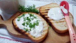 Eggless mayonnaise with green pea brine