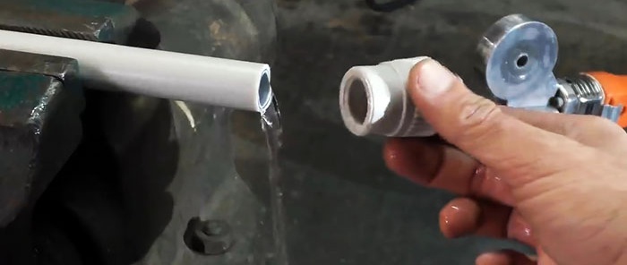 How to solder a pipe with water