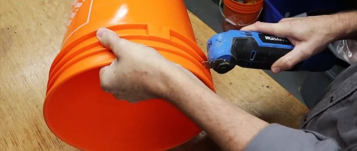 A simple and cheap cyclonic dust collector for a vacuum cleaner made of two buckets