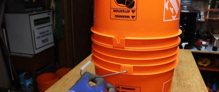 A simple and cheap cyclonic dust collector for a vacuum cleaner made of two buckets