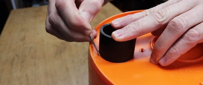 A simple and cheap cyclonic dust collector for a vacuum cleaner made of two buckets