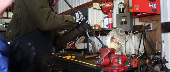 How to make a device for removing snow from a roof