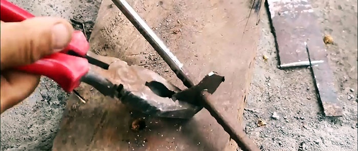 Homemade high-performance pump for pumping water driven by an angle grinder