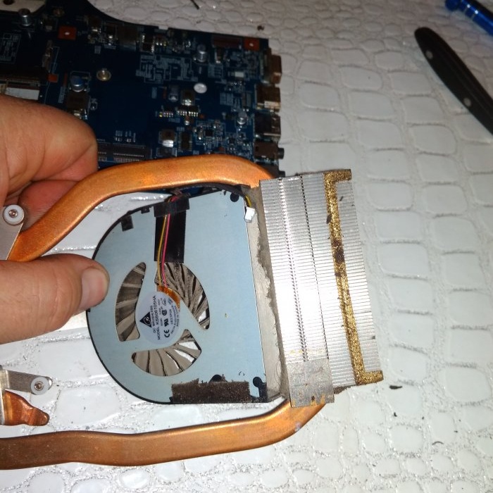 Cleaning the cooling system in a laptop