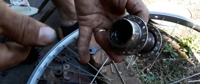 Circular machine made from a bicycle hub and a washing machine motor