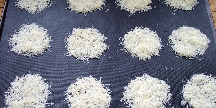 Cheese chips in the oven