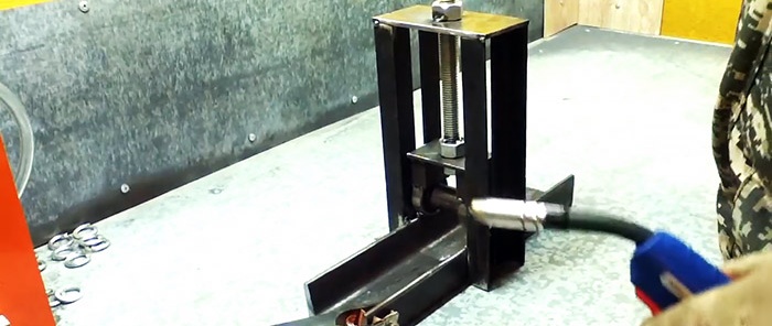 Do-it-yourself pipe bender is simple and almost free