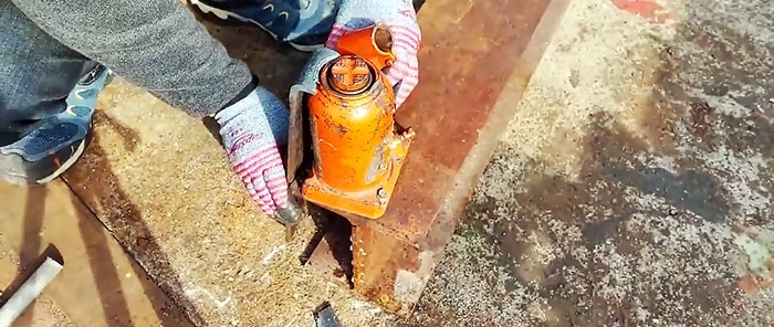 How to make a device for lifting containers on a hydraulic jack