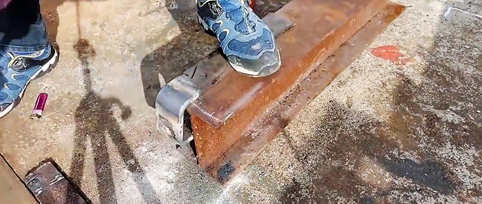 How to make a device for lifting containers on a hydraulic jack