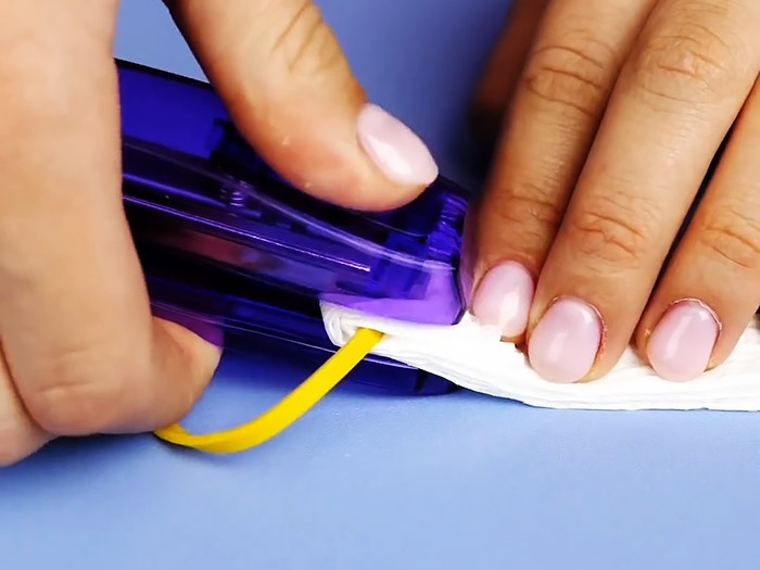 How to make a medical mask from a paper towel in 2 minutes