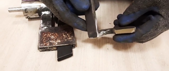 Fast metal shears driven by an electric drill