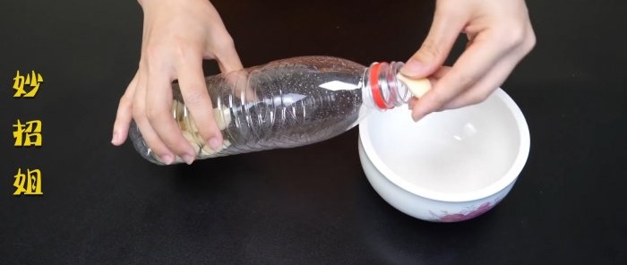 No grater How to not only peel but also chop garlic using a plastic bottle