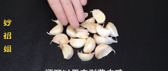 No grater How to not only peel but also chop garlic using a plastic bottle