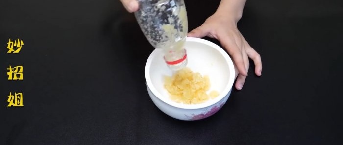 No grater How to not only peel but also chop garlic using a plastic bottle