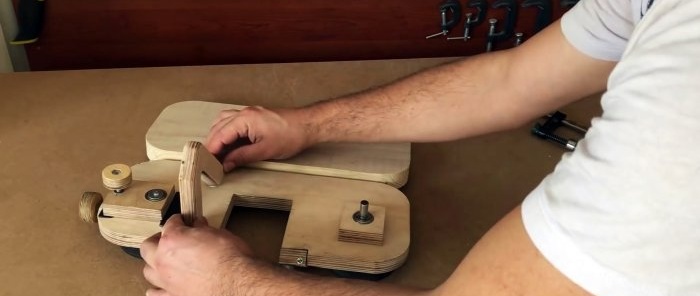 Homemade hand-held plywood band saw driven by a screwdriver