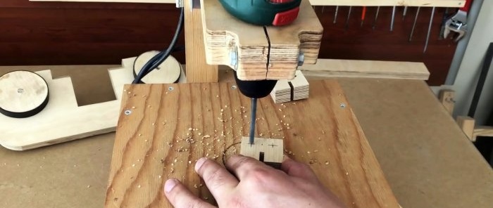 Homemade hand-held plywood band saw driven by a screwdriver