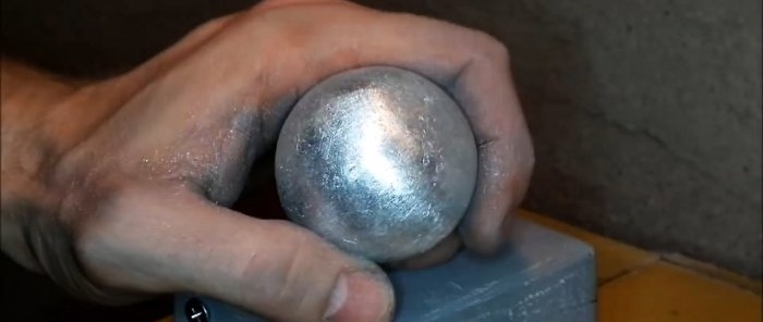 How to make a perfect ball from aluminum foil