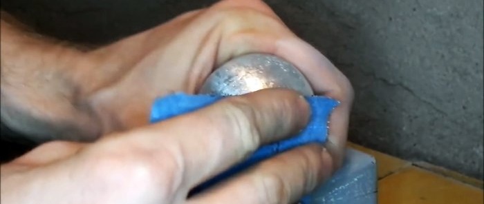 How to make a perfect ball from aluminum foil