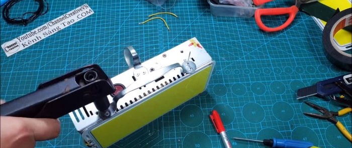 How to make a mega powerful flashlight from old laptop batteries and an LED panel