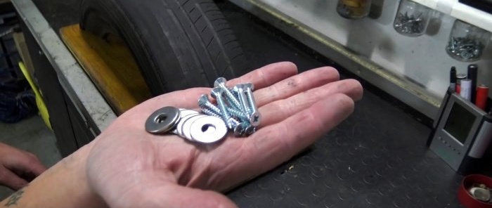 Making a wall-mounted compact boxing trainer from a tire