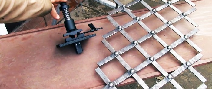 How to make a machine for quickly making forged lattice