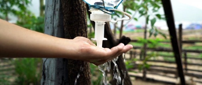 How to make a washbasin from a syringe and a plastic bottle