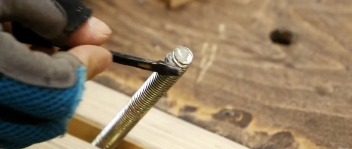 How to make a convenient clamp from the remains of a board