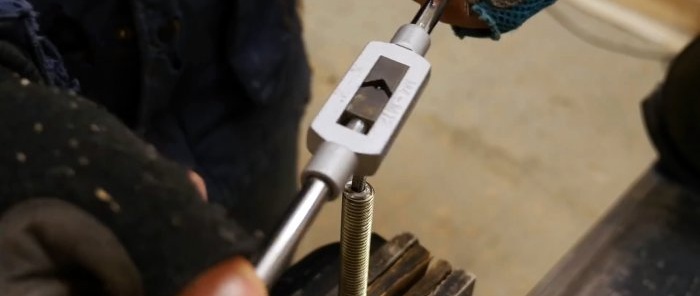 How to make a convenient clamp from the remains of a board