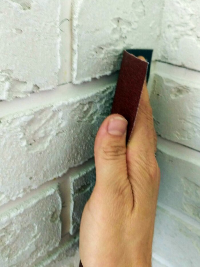 Do-it-yourself simple decorative brick plaster