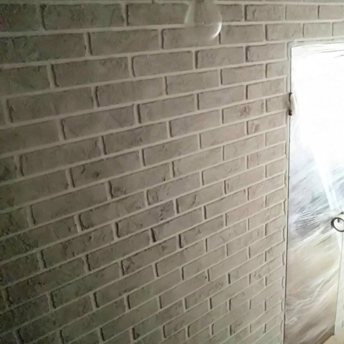 Do-it-yourself simple decorative brick plaster