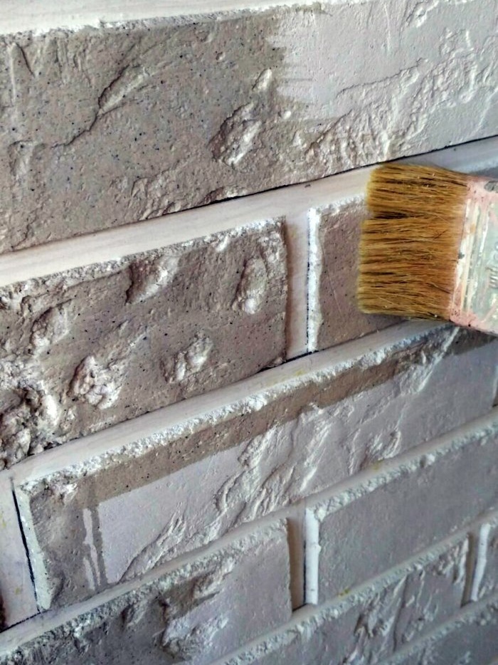 Do-it-yourself simple decorative brick plaster