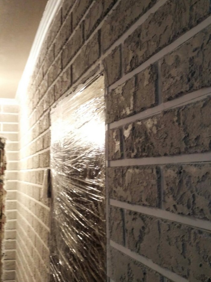 Do-it-yourself simple decorative brick plaster