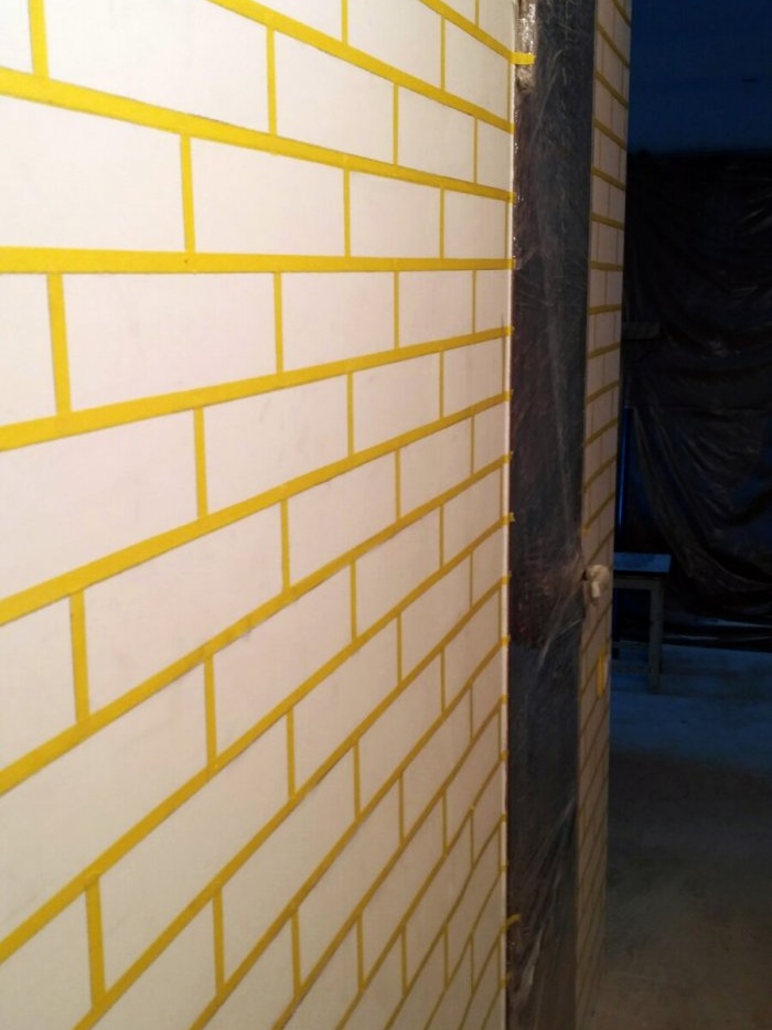 Do-it-yourself simple decorative brick plaster