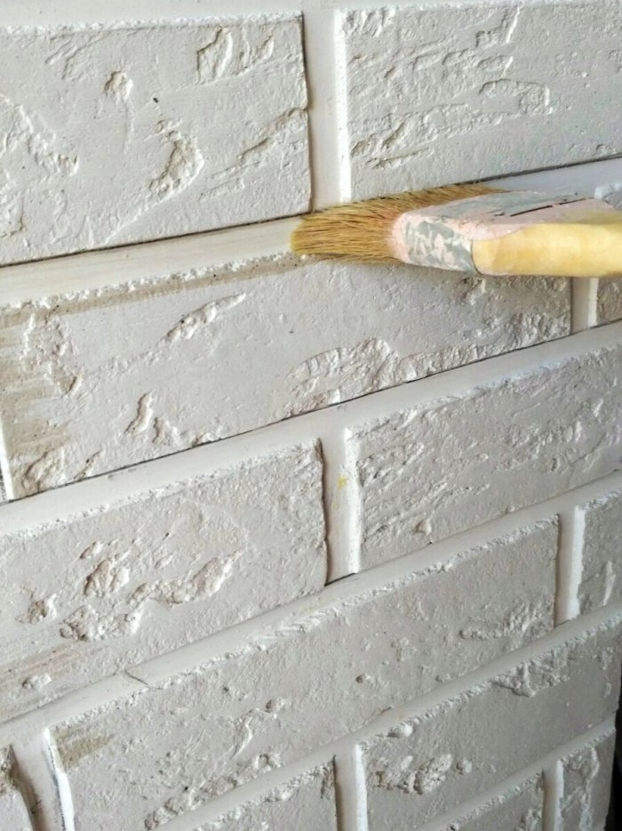 Do-it-yourself simple decorative brick plaster