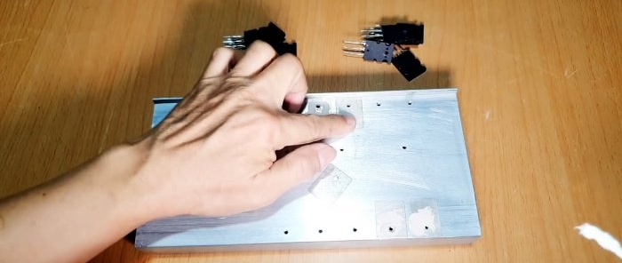 Assembling a 500 W amplifier using transistors for surface mounting