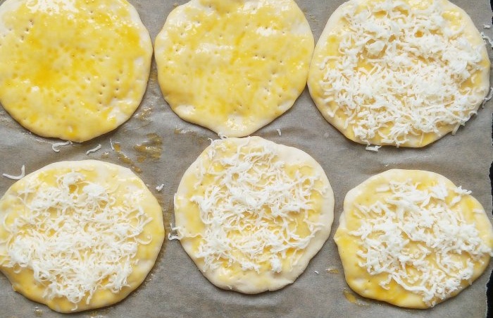 Cooking flatbreads with suluguni in the oven at home