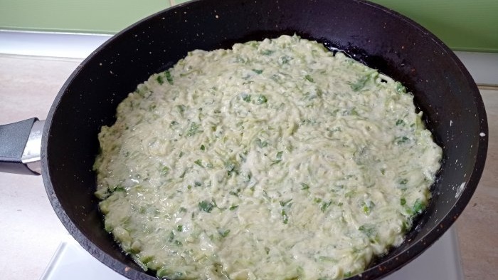 Zucchini pizza in a frying pan