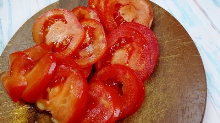 Zucchini pizza in a frying pan