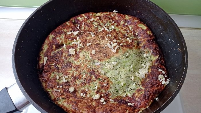 Zucchini pizza in a frying pan