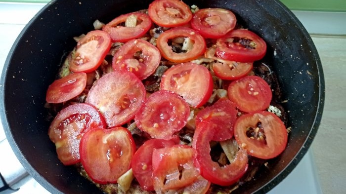 Zucchini pizza in a frying pan