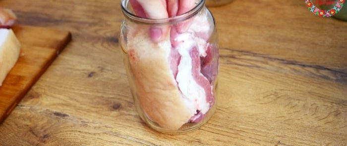 Snack for all occasions Incredibly tasty recipe for canned lard in brine