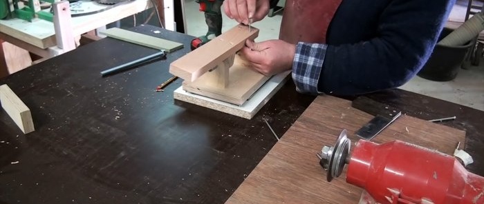 Universal jig for sharpening circular saws using regular sandpaper