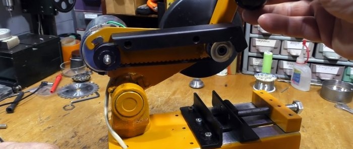 How to make a low-voltage mini cutting machine from a cardan cross