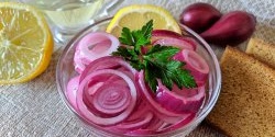 An excellent addition to any meat and fish dish: Instant pickled onions